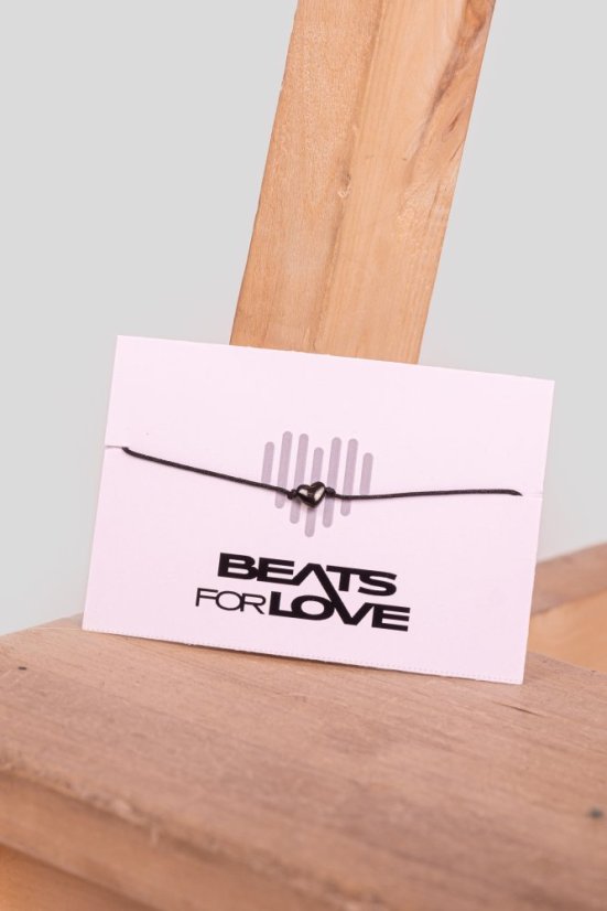 Náramek se srdcem ,,Heart on a string” - Barva: Černá