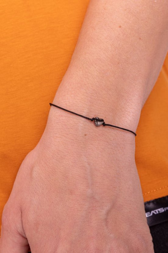 Náramek se srdcem ,,Heart on a string” - Barva: Černá