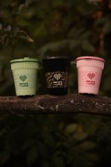 Znovupoužitelný kelímek ,,There is definitely coffe in this cup”